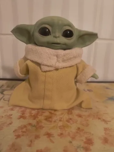 Boneco the child/baby yoda, em bom estado, possui leves danificações nas orelhas e no dedo