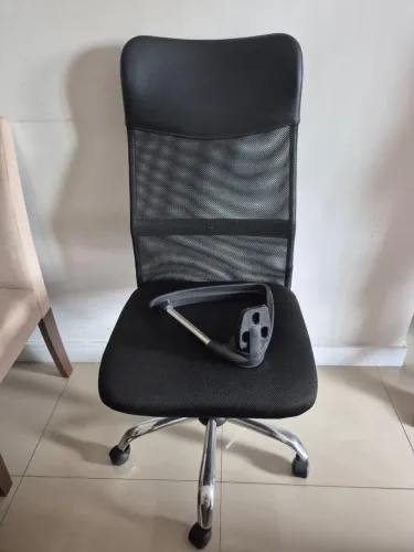 Cadeira gamer / boa para estudo - com braços removíveis.