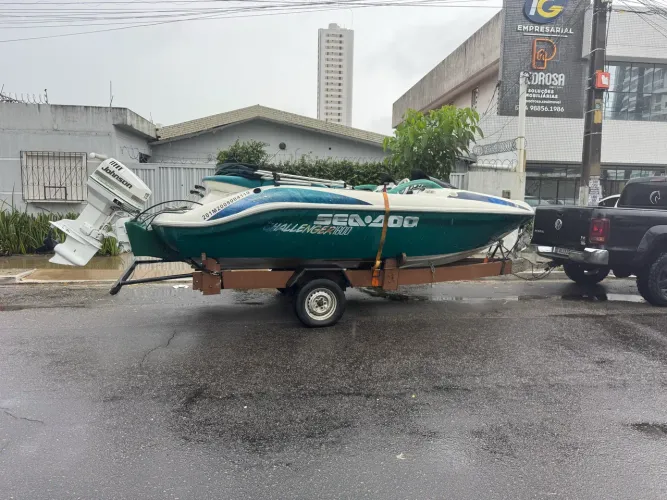 Jet boat seadoo