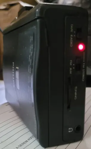 Toca-fitas portátil Philips modelo AQ6513 com rádio AM/FM, Dinamik Bass Root