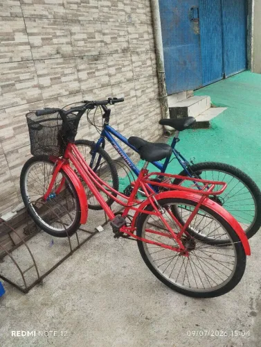 Bicicleta ótima para mulher levar criança na escola .