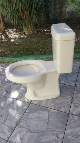 Vaso sanitário acoplado da marca Deca,,,completo,,bege bem clarinho, estado de novo,.