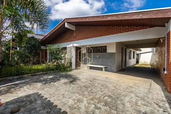Casa térrea com 3 quartos e 4 vagas no Bacacheri