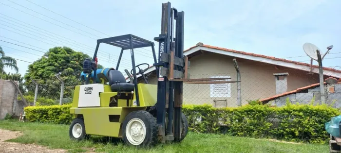 Empilhadeira Clark C300  capacidade 2.500 kg