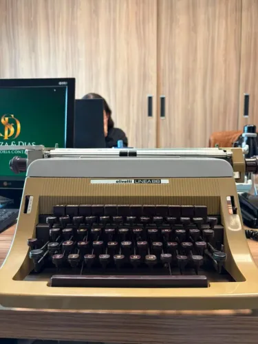 MAQUINA DE DATILOGRAFIA ANTIGA OLIVETTI