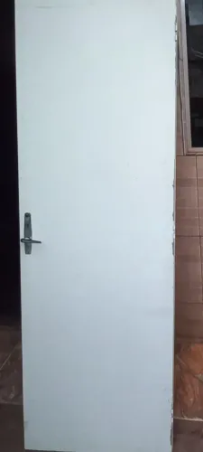 Vendo porta madeira lisa. Medindo 2.10 x 70