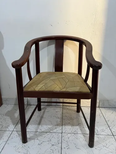 Cadeira de Madeira Maciça com Braços - Estilo Colonial