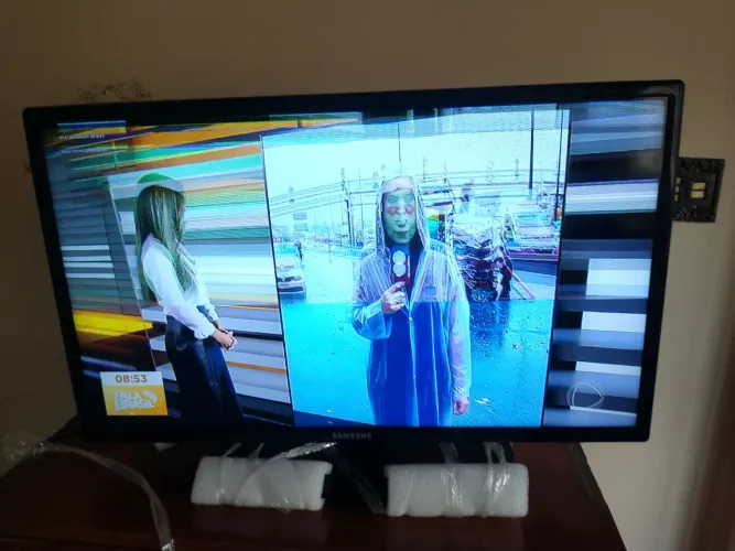 TV em bom estado. Defeito na tela. Aproveitar peça.