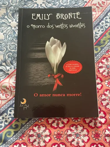 O MORRO DOS VENTOS UIVANTES - EMILY BRONTË