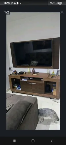 Homem painel e balcão com rodinha
