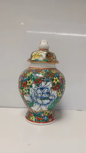 Potiche em porcelana chinesa policromada, com decoração floral, sobre fundo dourado 16 cm