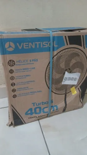 Ventilador de pé. Mesa e parede