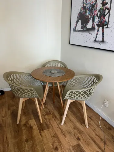 Jogo de mesa com 3 cadeiras