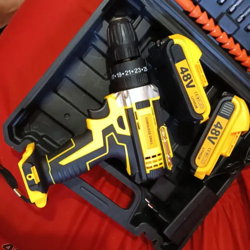 PARAFUSADEIRA E FURADEIRA COM 2 BATERIAS 48V