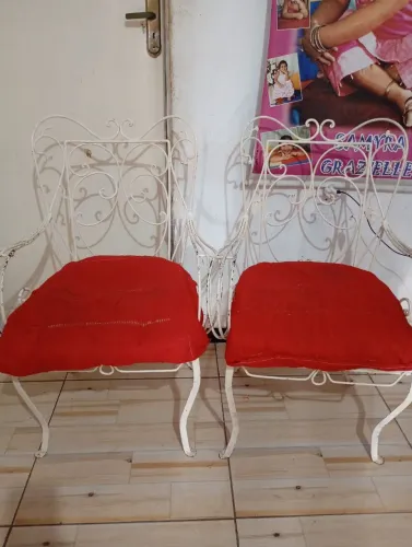 Vende essas duas cadeiras modelos antigo