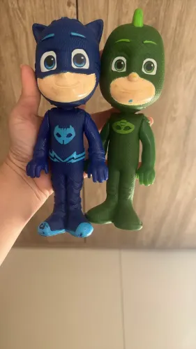 Lagartixo e menino gato