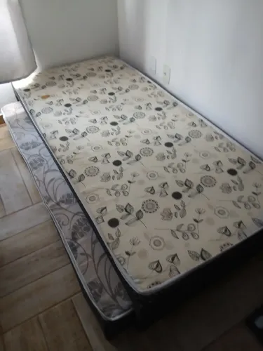 Cama solteiro dupla.