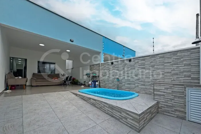 CASA à venda com piscina e 2 quartos em Peruíbe, no bairro Josedy