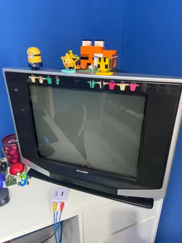 TV antiga Sharp tubo CRT 24?