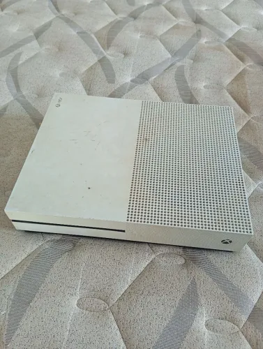 Xbox One S 500GB com vários jogos e duas baterias para por no controle