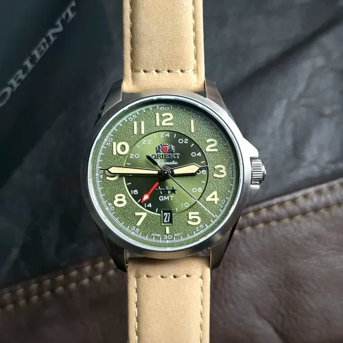Relógio Orient Sport Land GMT Automático 40mm couro NH3SC017 F2MX