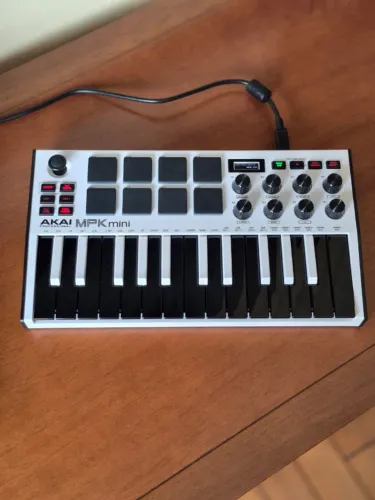 Teclado Controlador MIDI Akai MPK Mini MK3 White 25 Teclas