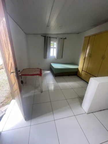 Alugo kitnet mobiliada na Trindade.
