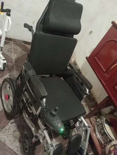 Cadeira de rodas motorizada e cadeira de banho