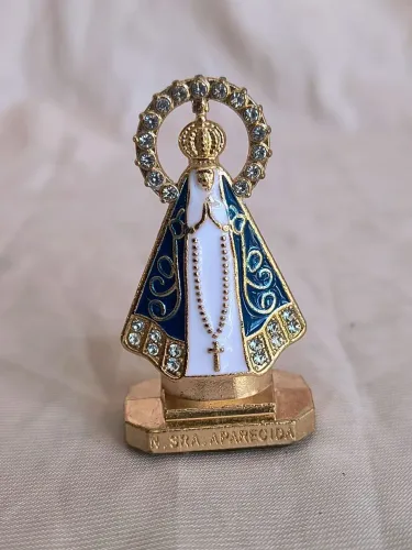 nossa senhora de aparecida com apoio pra carro adesivo metal dourada e colorida decoração