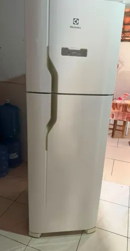 Vende-se: Geladeira Electrolux Frost Free 371L Função Drink Express Duplex Branca.