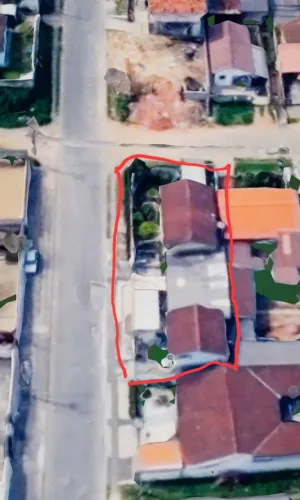 Terreno com 3 imóveis