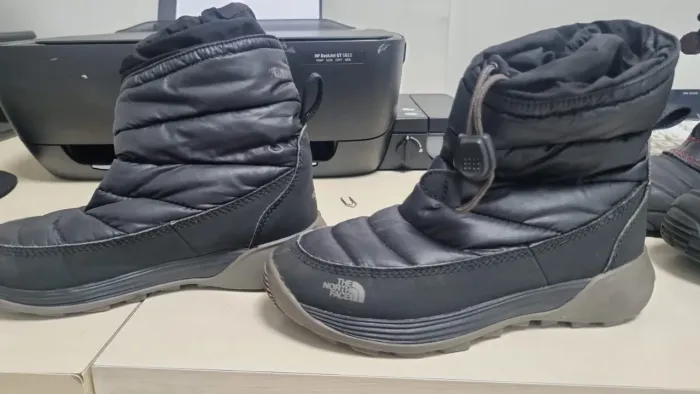 Vendo bota juvenil The Nort Face, 25 cm, n. ame 33.5, tecido impermeável p/neve