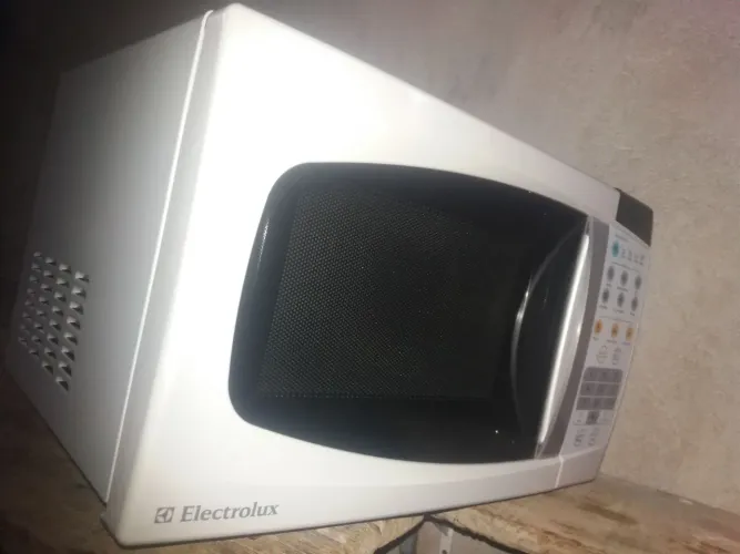 Microondas da "NO PLASTICO "da Electrolux de 20L.em otimo estado