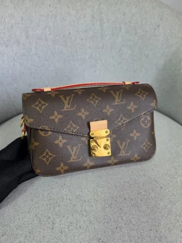 LV Bolsa Pochette Métis East West