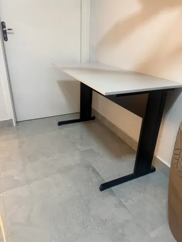 Mesa de escritório nova