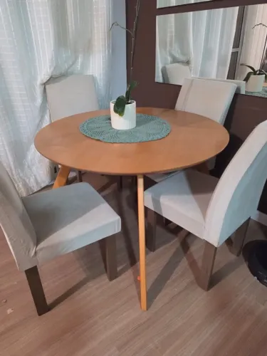 Mesa de jantar com quatro cadeiras