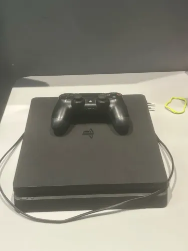 PS4 SLIM 800GB + 1 CONTROLE + CABO DE FORÇA PRA SAIR LOGO