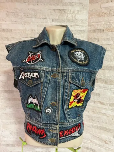 Battle Jacket Customizado - Colete Jeans com Patches COSTURADOS (Frente e Verso) - Peça Ún