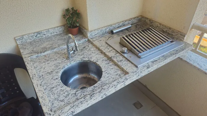 Churrasqueira a gás cooktop, com pia inclusa.