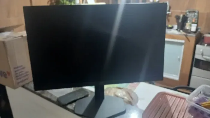 Monitor AOC 24" 180hz (LCD trincado)