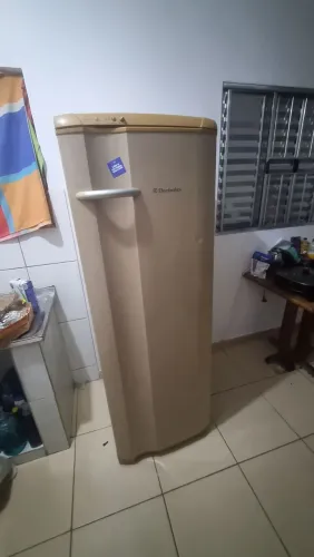 Geladeira Electrolux bem conservada