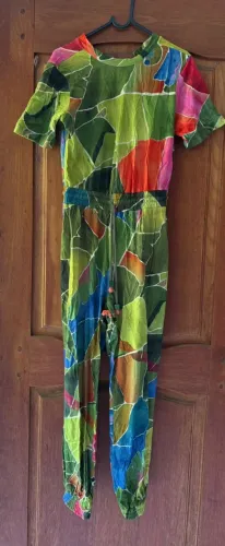 Macacão com folhagens verde tamanho P