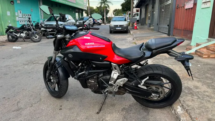 MT 07 vermelha