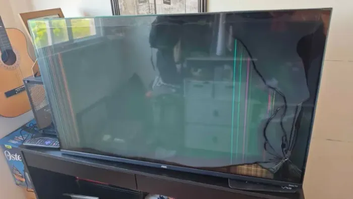 TV AOC 43 (modelo 43S5135/78G) com tela quebrada