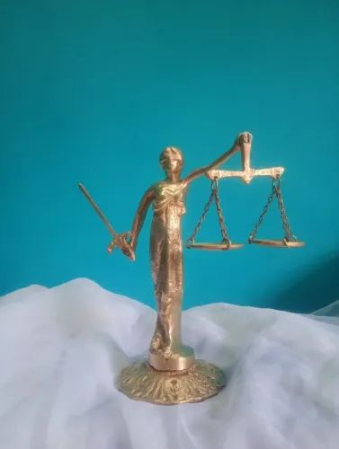 Antiga escultura em bronze maciço - Themis - Deusa da justiça