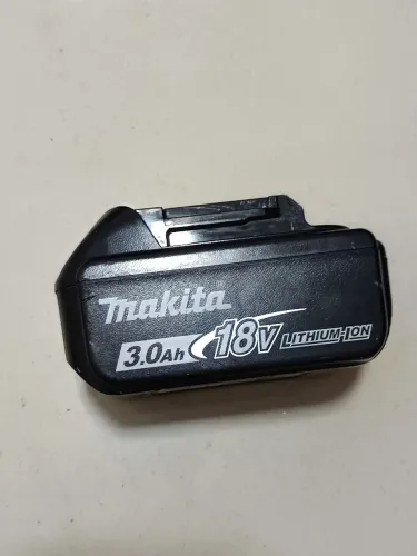 Bateria Makita BL1830B de 18V e 3.0Ah.