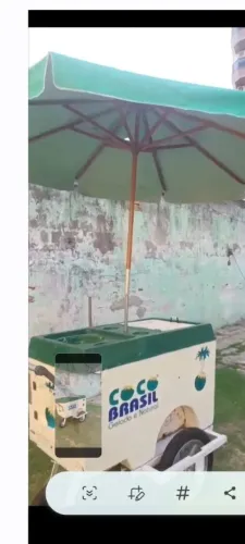 Carrinho de vendas Agua de cocô, com rodas de moto novas e ombrelone madeira
