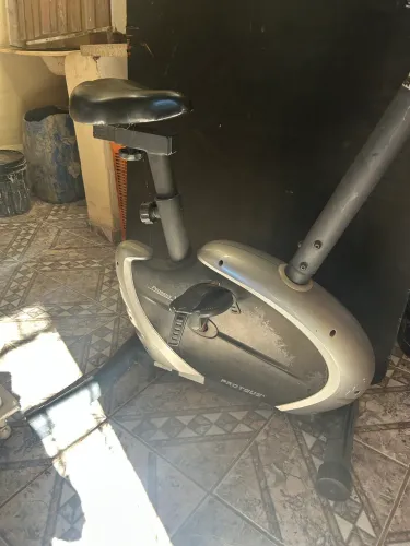 Bicicleta Ergométrica Pegasus com painel de monitoramento 4 níveis