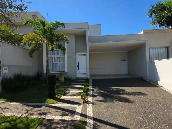 Casa em Condomínio com 03 quartos sendo 01 com suíte no Terras de São Bento I.