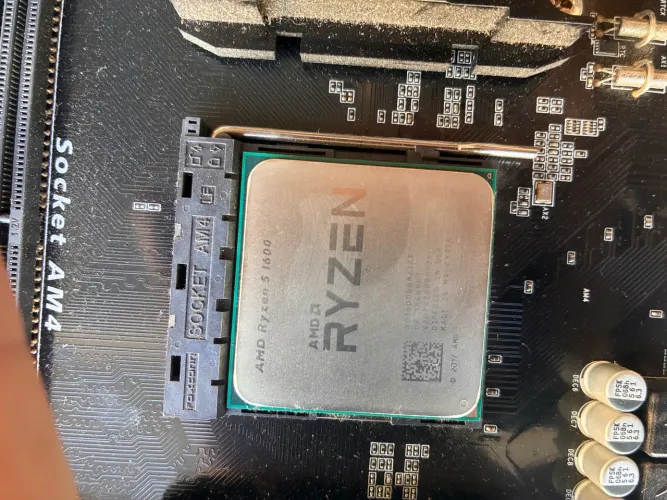 Kit Ryzen 5 1600AF + A320G + Cooler Box